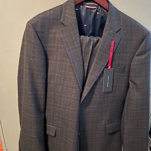 Men’s Tommy Hilfiger Suit-
Jacket- 42 Regular
Pants- Flat Front 34w x 30L